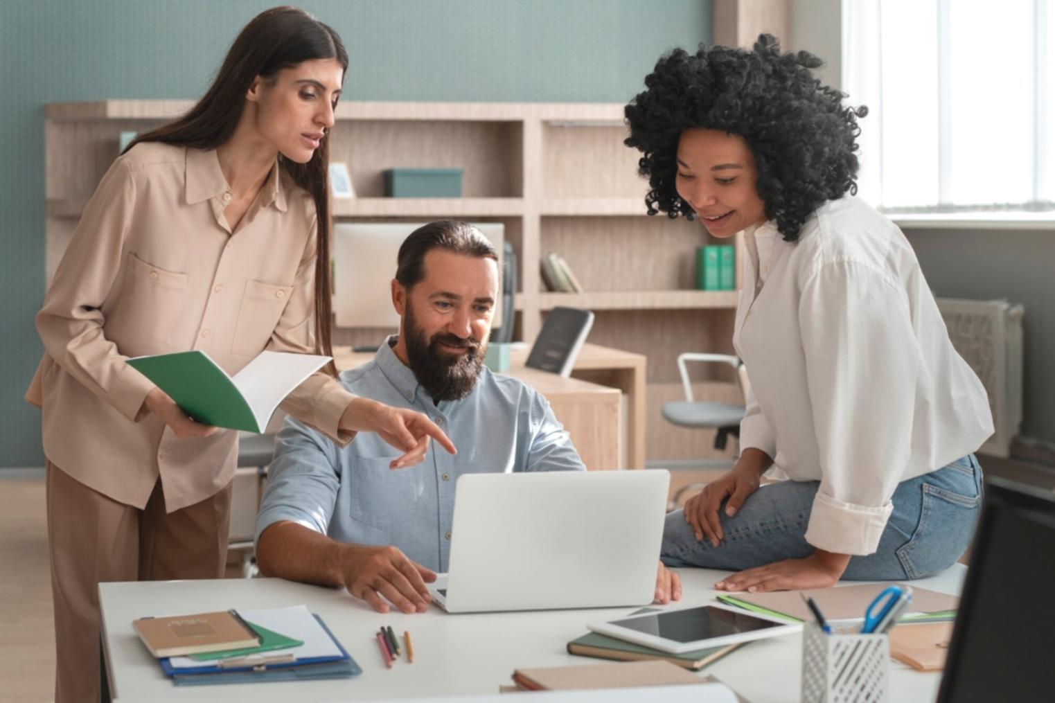 Pessoa a estudar gráficos financeiros num ambiente de aprendizagem